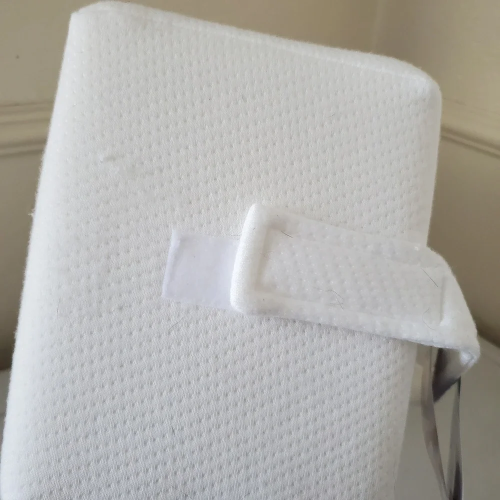 Everlasting Comfort Memory Foam Knee Pillow for Side Sleepers White with Strap